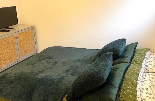 Watford Apartment | Zen Garden Hideaway. Close to Harry Potter&trains.