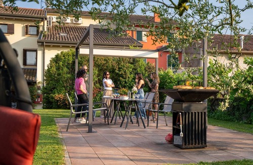 Valeggio sul Mincio Apartment | Zimmer mit Bad in einer Einrichtung mit Wellness-Center by Interhome