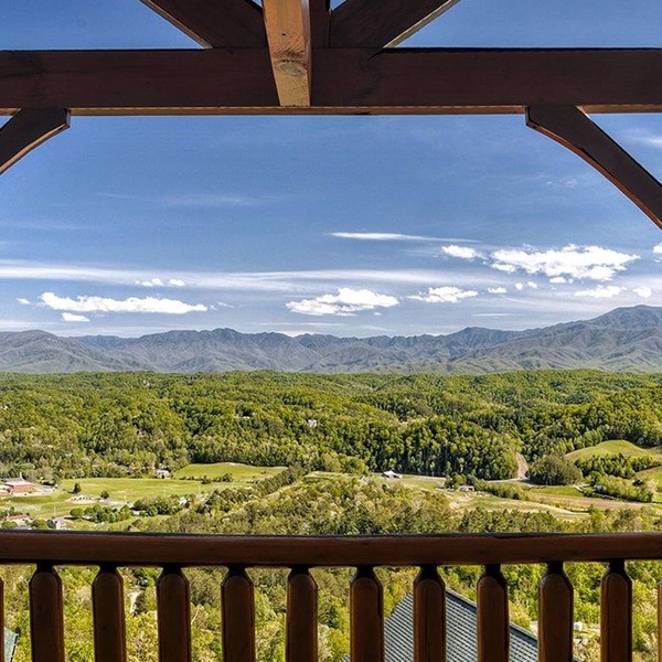 Romantic Escape with panoramic Mountain Views, great location 2.5 steps to enter