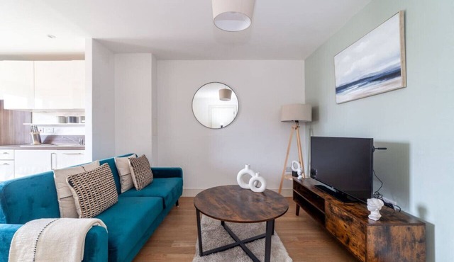 1 Bed Apartment with Balcony in Bow
