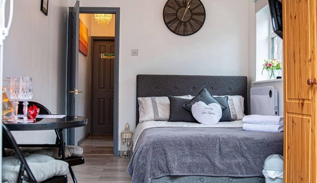 1-bed Apartment With Private hot Tub, Sauna & gym