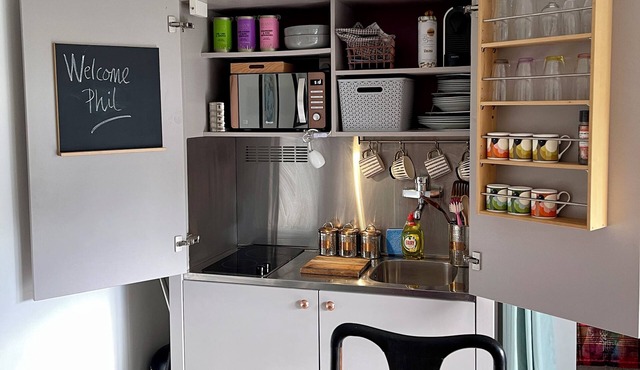 1 Bed Guesthouse - Chiltern/Met Lines Pied à Terre with Outside Seating Area