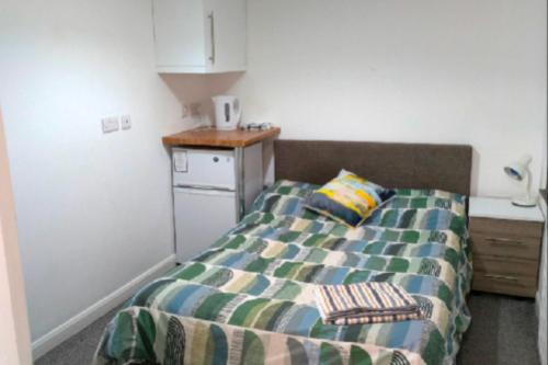 1 bed Sleeps 2 Free Parking shared house