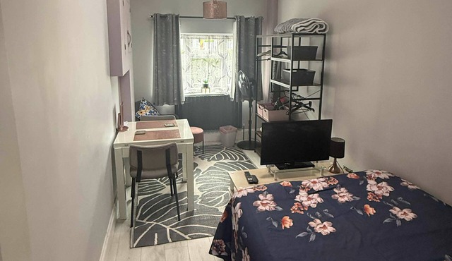 1 Bed Sleeps 2 with Private Garden