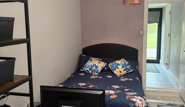 1 Bed Sleeps 2 with Private Garden