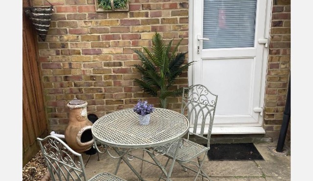 1 Bed Studio - Sleeps 2 - Smoking - Parking - Wifi