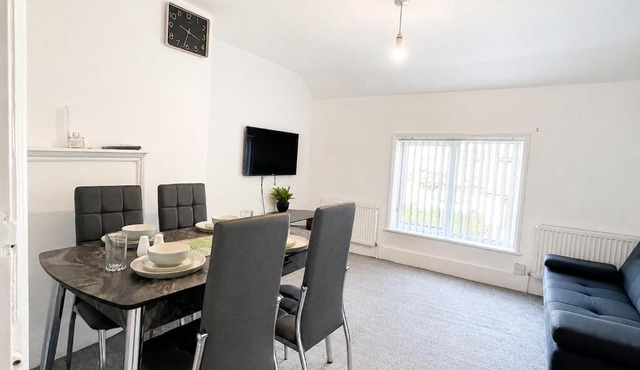 1 Bedroom for 3,4, Near M1, Train Station FREE Parking
