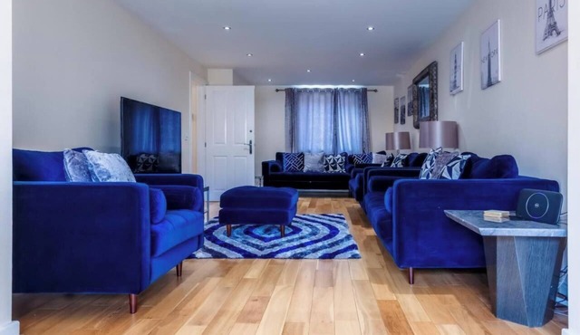 10 Guests - 5 Bedrooms - Free Parking - Lux House