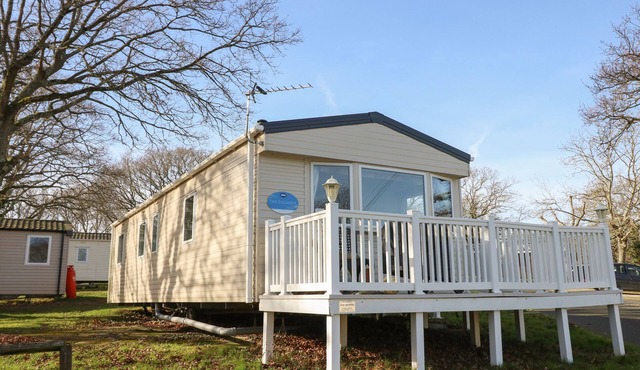 15 ROSEWOOD, pet friendly, with pool in Northwood, Isle Of Wight