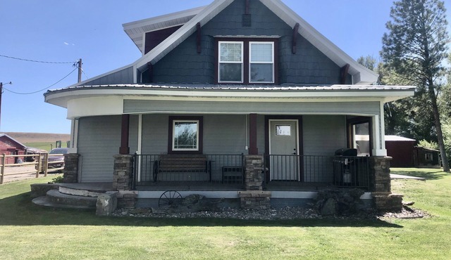1909 Restored Homestead House Close to Great Falls