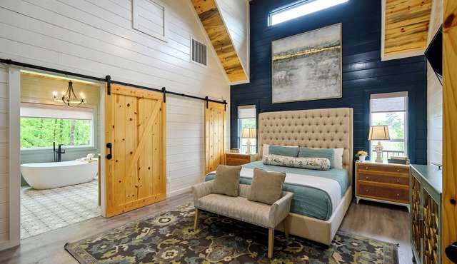 1BR Luxury Cabin with Hot Tub and Soaker Tub