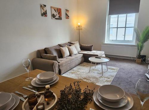 2 Bed Apartment in Brighton with Side Sea View