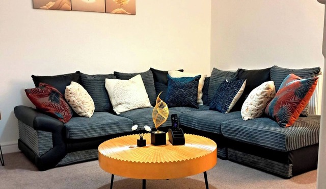 2 Bed Home - Parking, Private Garden, Wifi