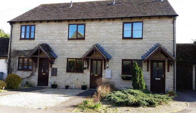 2-Bed - Sleeps 6 - Garden - Parking - Pets