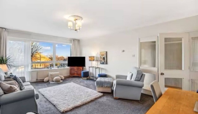 2-Bed spacious Flat-2 minute walk from tube station direct to Central London
