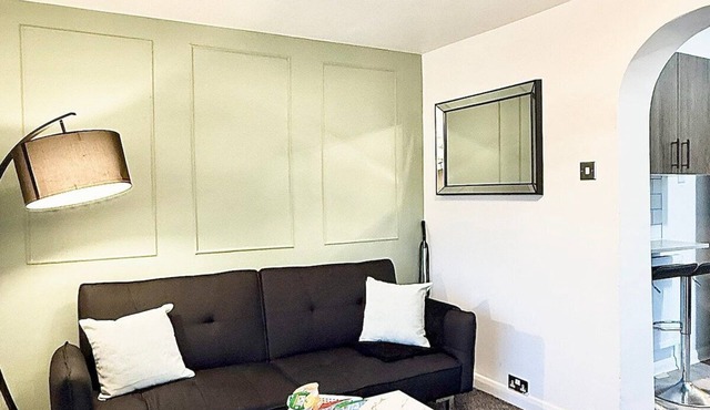 2 bed Watford | Free Parking | Overground