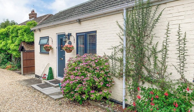 2 bedroom accommodation in Clanfield, near Petersfield