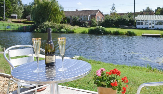 2 bedroom accommodation in Surfleet
