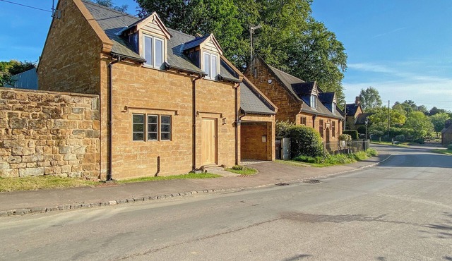 2 bedroom accommodation in Farnborough, near Banbury
