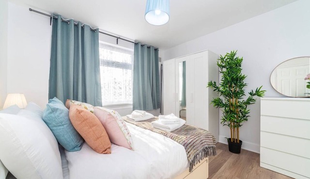 2-Bedroom Apartment in Greater London: Explore and Relax