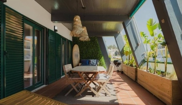 2-bedroom apartment- 7 min walk to the beach