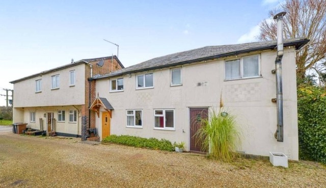 2 bedroom apartment in quiet rural location near Stansted airport