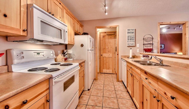 2 Bedroom, close to village and lifts, Quiet location, Parking and Hot Tub!