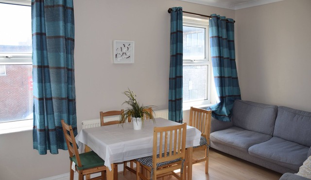 2 Bedroom Flat, 10 minutes Station, 20 miutes to City Centre