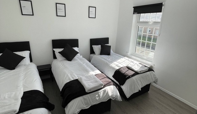 2 bedroom house Brentwood , Monochrome Emerald