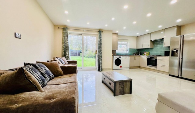 2 Bedroom Luxury Flat or Appartment near Heathrow with Garden