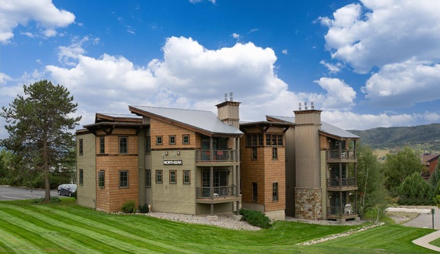 2 Bedrooms + Loft - Balcony w/Great Views - Hot Tub - 30+ Night Rentals Welcome!