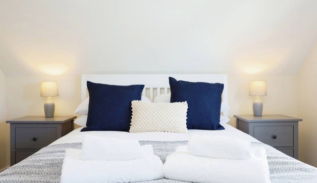 2 BEDROOMS - SLEEPS 4 Experience this charming 2-bedroom cottage, thoughtfully refurbished for 2024