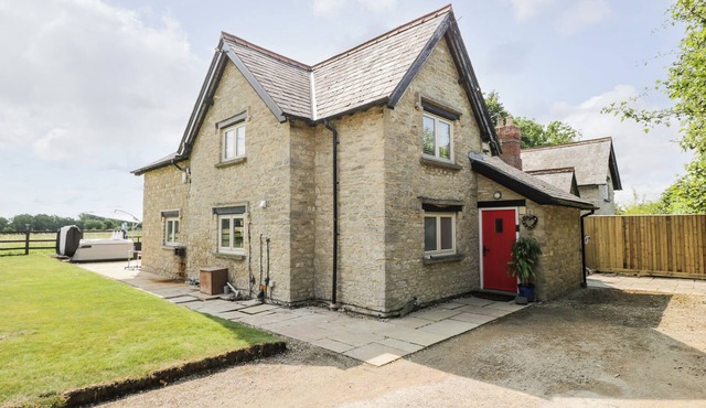 2 DEWARS FARM COTTAGES, pet friendly in Middleton Stoney