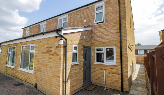 22 OLD CHAPEL CLOSE, family friendly, with a garden in Kidlington