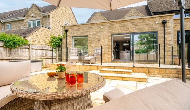 2a Lifford Gardens -Broadway, sleeps 6 guests in 3 bedrooms
