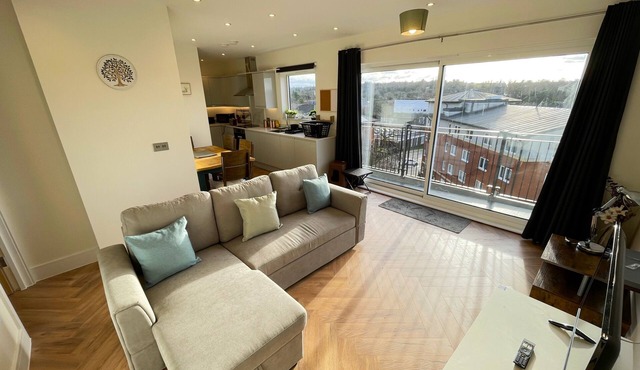 2bed in Rickmansworth, balcony views 5min to tube station free Wi-Fi & Parking