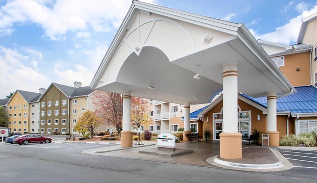 2BR/2BA Condo at Bluegreen's Odyssey Dells Resort - water park right next door!