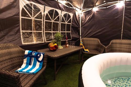 2BR House Hot Tube Airport A38 A50 Parking