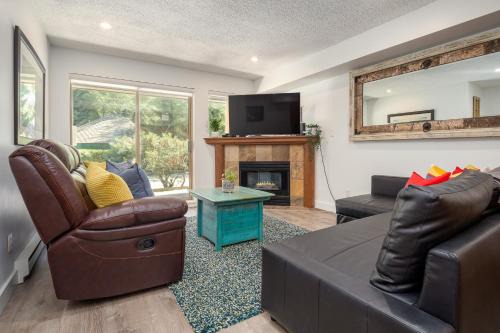 2BR plus Loft in Valhalla, Village Location, Covered Patio, King Bed, Hot Tub