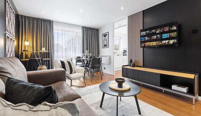 2BR Sleeps 5 With Workspace Free Wifi & Parking