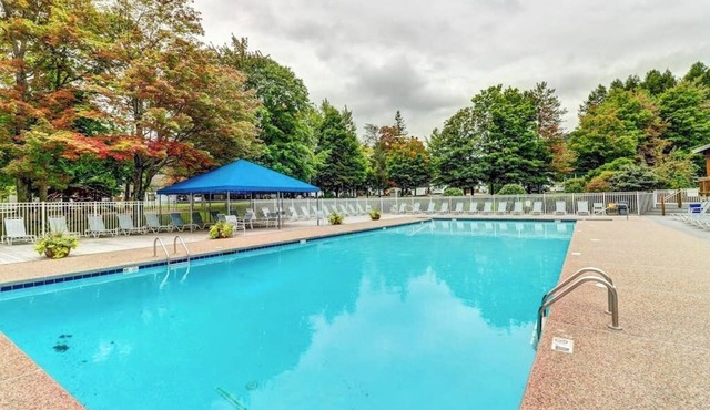2nd-floor condo with in/outdoor pools, sauna, tennis, gym, firepit, pool spa