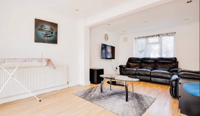 3-Bed Apt-15 Mins to Heathrow-Pet-Friendly-Parking