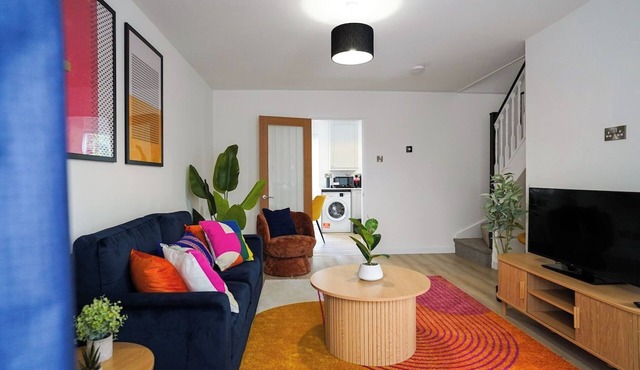 3-Bed House | Sleeps 5 | Bedford