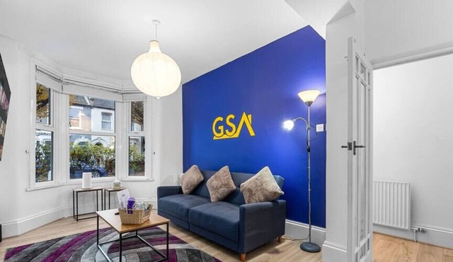 3 Bed House Leytonstone E11 3LL · WiFi | Parking | Sleeps 7