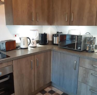 3 Bed House - Sleeps 4 - Parking - Wifi