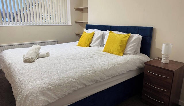 3 Bed House - Sleeps 6 - Parking - Wifi