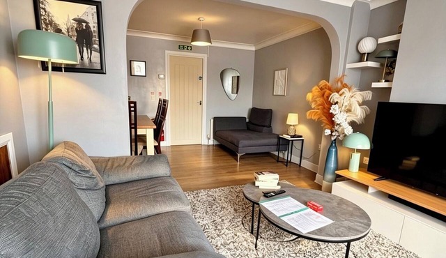 3 bed house with garden , sleeps 5, 8 mins away from Harold wood station