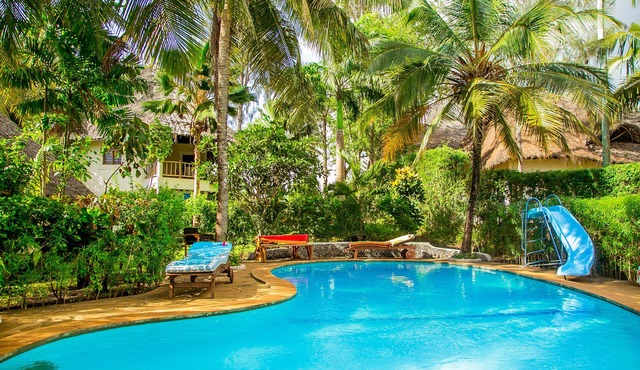 3 Bed Villa Sleeps 6 - Pool, Garden, Chef Option