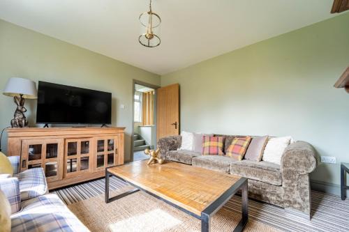 3-Bedroom Cottage with Parking Sleeps 6