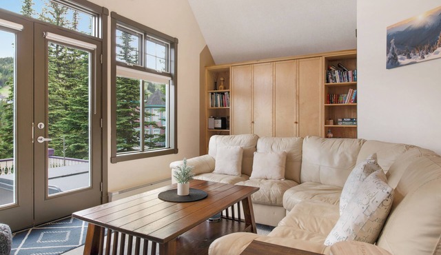 3 Bedroom Duplex on lower knoll w/hot tub, sauna, close to trails and village